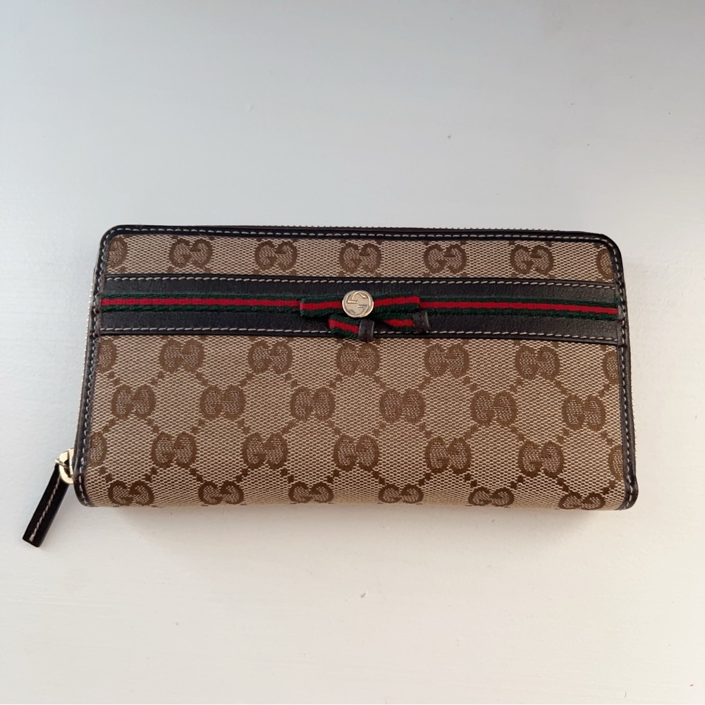 Like new Authentic Gucci Zip Around Long Wallet GG Supreme Canvas